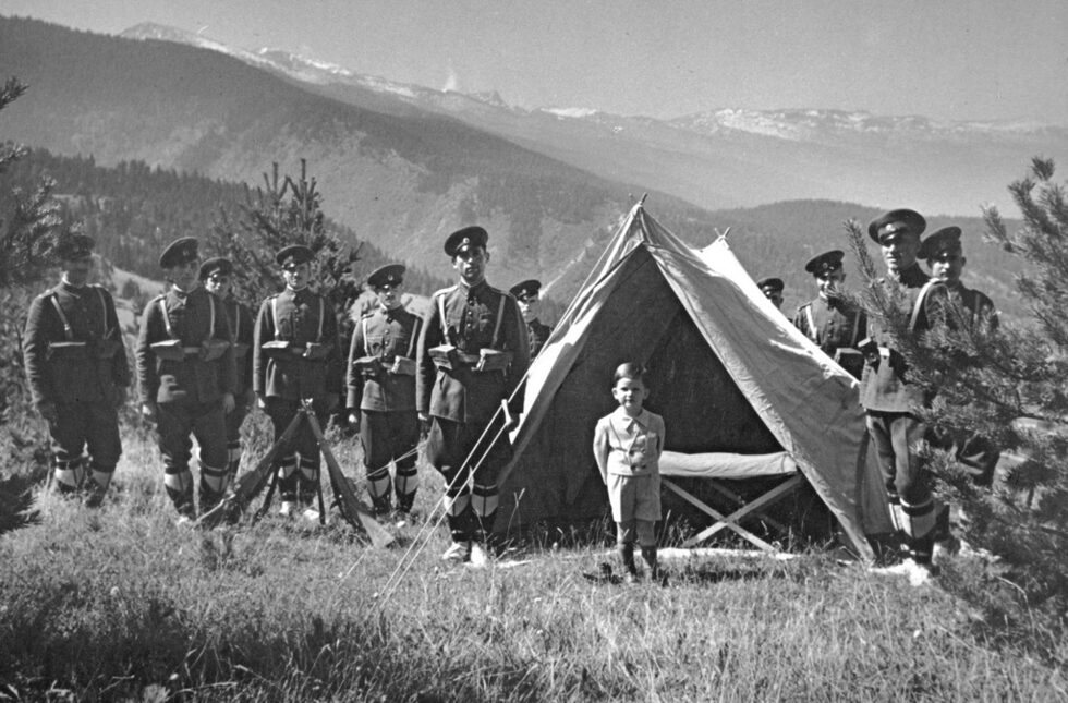 Четри десетилетия по-късно - аналогична фотография, този път с престолонаследника Симеон Търновски.