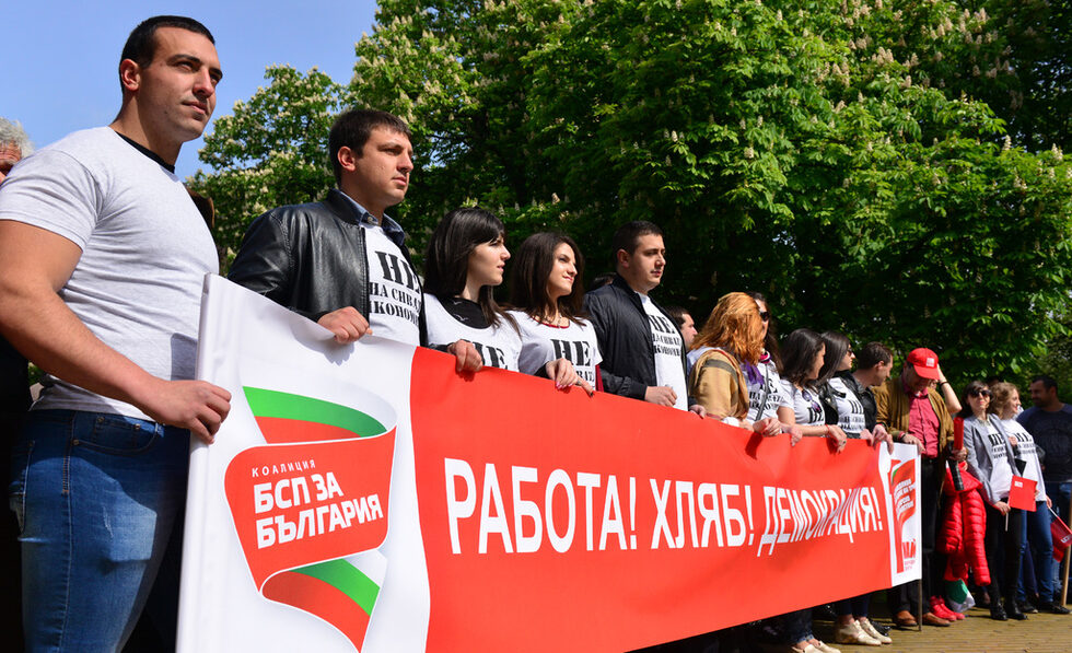 Нинова припомни началото на отбелязването на 1 май, като ден на труда и направи връзка със ситуацията в момента. "Преди 131 г. 300 хил. души слагат началото в Чикаго. Те стачкуват за 8-часов работен ден. Днес, след 131 г. хиляди в цял свят протестират", каза Нинова и посочи, че всички искат едно и също. "Днес, в 21 век съществува нова, модерна експлоатация на труда", заяви лидерът на БСП.