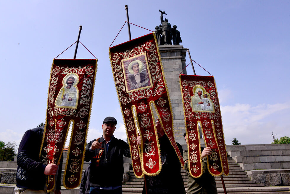 Фотогалерия: Митинг на БСП, мотопоход на "Нощните вълци" и протести на 1 май