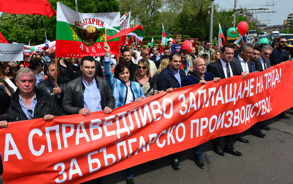 Според Нинова несправедливостите в България са следствие, като истинската причина е съществуването на паралелната държава. "Тази държава се дава път на онези, които крадат и богатеят на наш гръб", подчерта лидерът на БСП.