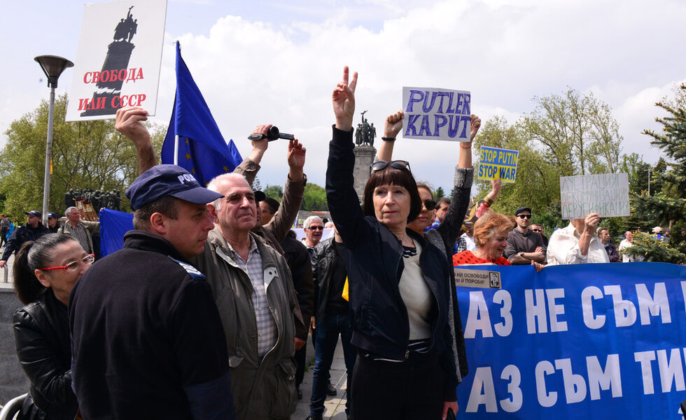 Фотогалерия: Митинг на БСП, мотопоход на "Нощните вълци" и протести на 1 май