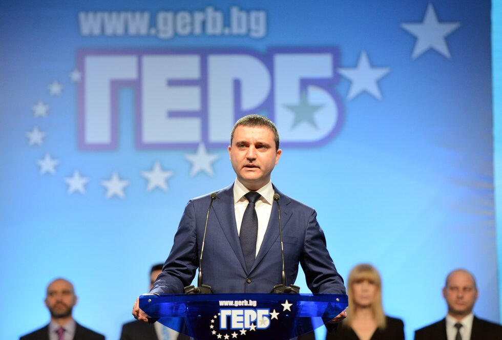 <a href="http://www.dnevnik.bg/politika/2017/05/03/2964463_koi_e_ministurut_na_finansite_vladislav_goranov/" target="_blank">Владислав Горанов</a> запазва от предишния кабинет поста си на министър на финансите. В първия управленски екип на Борисов беше зам.-министър по същата тема.