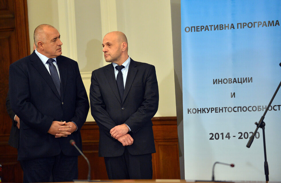 Борисов с <a href="http://www.dnevnik.bg/politika/2017/05/03/2964751_tomislav_donchev_vicepremierut_koito_iska_da_izbiaha/" target="_blank">Томислав Дончев</a> (вдясно) - един от най-доверените му хора в изпълнителната власт. Дончев беше министър в първия и вицепремиер във втория кабинет на ГЕРБ, като се занимаваше с усвояването на еврофондовете. Сега отново е зам.-министър председател, но без изрично упоменат ресор.