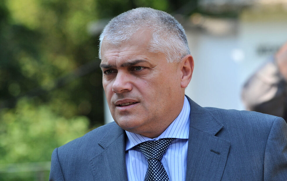 <a href="http://www.dnevnik.bg/politika/2017/05/03/2964472_koi_e_valentin_radev_-_noviiat_vutreshen_ministur/" target="_blank">Валентин Радев</a> - депутат от ГЕРБ и бивш зам.-министър на отбраната в първия мандат на Борисов, поема МВР.