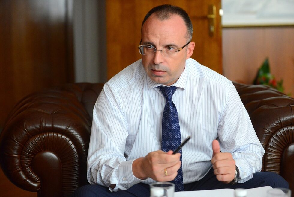 <a href="http://www.dnevnik.bg/biznes/2017/05/03/2964539_koi_e_ministurut_na_zemedelieto_rumen_porojanov/" target="_blank">Румен Порожанов</a> ще оглави Министерството на земеделието и храните.<br /><br />Той беше директор на Държавен фонд "Земеделие" от 2011 до август 2013 г., министър на финансите в служебното правителство на Георги Близнашки, отново пое фонд "Земеделие" през 2014 г., а през февруари т.г. бе принуден на подаде оставката си от служебния земеделски министър Христо Бозуков.
