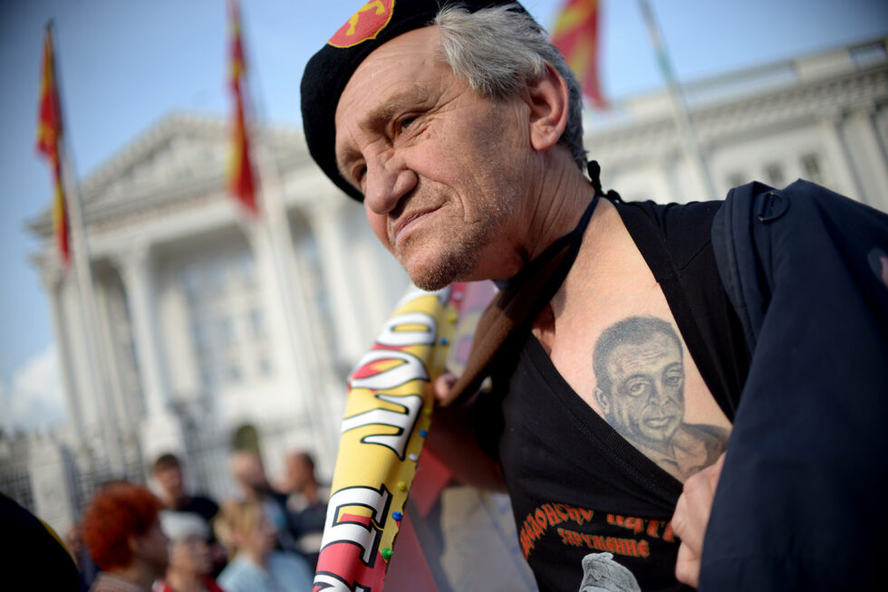 "Аз обичам България!" - повтори няколко пъти един от участниците в протеста, когато минаваше покрай екипа на "Дневник". На гърдите си той е татуирал бившия шеф на разузнаването Сашо Миялков, който според противниците на ВМРО-ДПМНЕ е отговорен за масово подслушване на десетки хиляди души в страната.