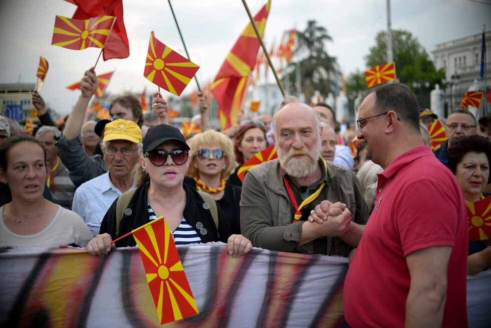 "Хубава мома е Македония, всички я искат," каза участничка в протестите, която твърди, че посещава митингите на "За заедничка Македония" още от първия ден. "(Но) някои са тук от векове, други много късно са дошли по тези земи, а други много късно са си направили и държавата," каза тя.