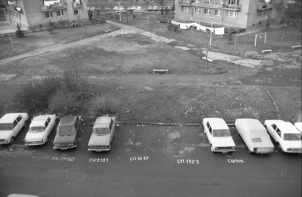 "Изкарах диплома 3.60, не за това, че съм тъп и не мога да уча, а за това, че се скарах с директорката [...] Ходих с дълга коса и отидох и й казах на другарката директорка, вие сте директорка на това училище, аз пък съм директор на себе си... [...] Всички индивиди, които са родени тука, животът им протича така: раждане, детски ясли, детска градина, училище, казарма, работа, смърт..."<br /><br />Кирил Манчев от "Ревю" във филма "Директор на водопад", 1989 г.