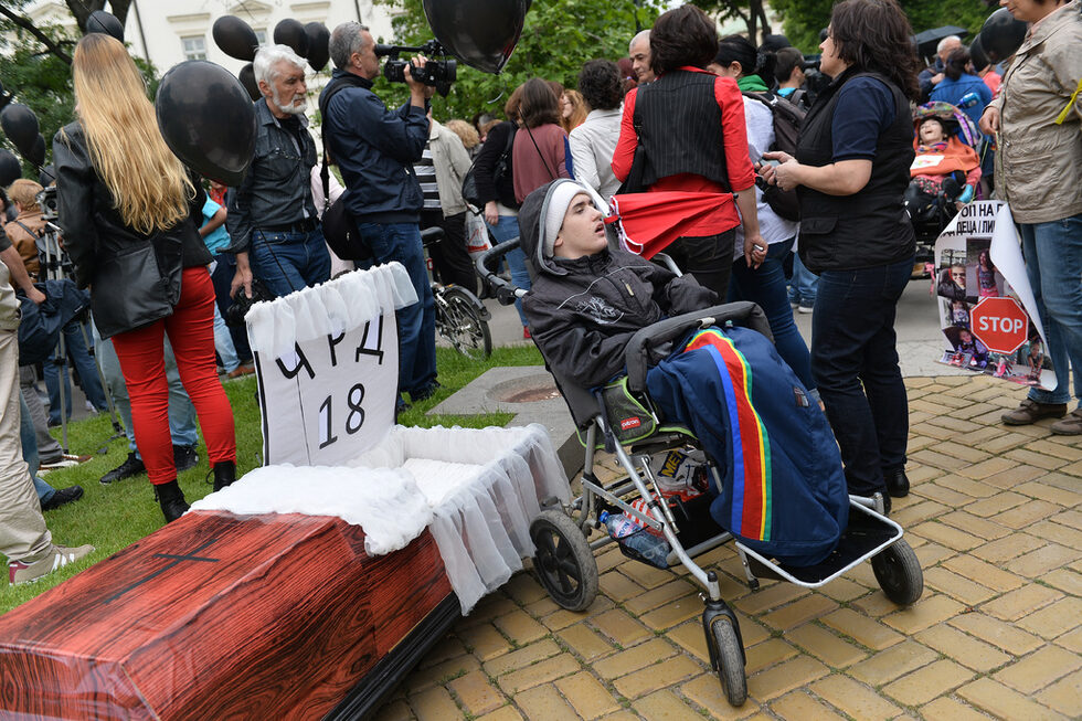 Освен че увеличението на помощите за децата с увреждания не е никаква реформа, основната тревога на протестиращите е и това какво ще се случи с децата им, когато навършат 18 години. Тогава стават пълнолетни и губят всякакви придобивки, остава им само пенсията по инвалидност, обясни майката на момиче, което тъкмо е навършило пълнолетие.<br /><br />Момичето е със 100% инвалидност заради рядък синдром, който никога няма да й позволи да се грижи сама за себе си или да изкарва пари. Същевременно заради навършените 18 вече й се полага единствено пенсия в порядъка на 230 лв., а само памперсите й за месеца са 200 лв, казва ядосан баща й.