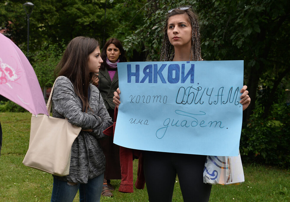 Затова и мащабът на протеста расте. Той започна през 2015 г. като протест на родителите на деца с увреждания, но вече е широко подкрепен от различни пациентски организации и асоциации на хора с увреждания, защото става въпрос за проблеми на всички нива. Колкото и усилия и средства да се насочват към децата с увреждания, един ден те се превръщат във възрастни с увреждания, и социалните услуги и възможности за тях рязко намаляват, изтъкват протестиращите.