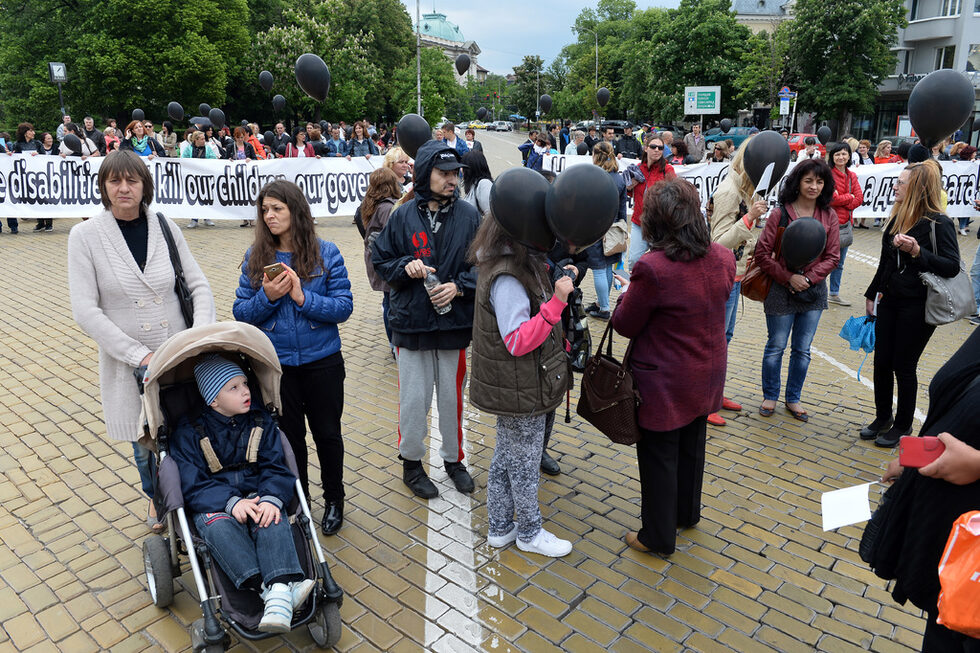 Фотогалерия: Непримиримите родители на деца с увреждания отново на протест