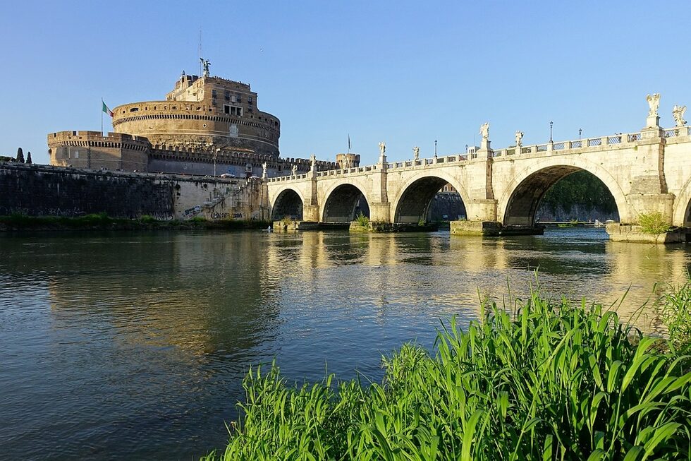 CastelSant'Angelo или Замъкът на ангелите - известен още като Мавзолея на Адриан, замислен през 135 г. като мавзолей за самия себе си и членовете на семейството му.