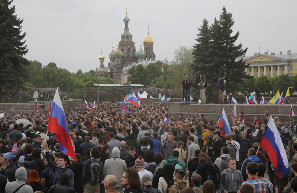 Над 150 души бяха задържани само в първия час на демонстрациите срещу корупцията в Санкт Петербург. Петербургският сайт "Фонтанка" съобщи за над 300 арестувани.