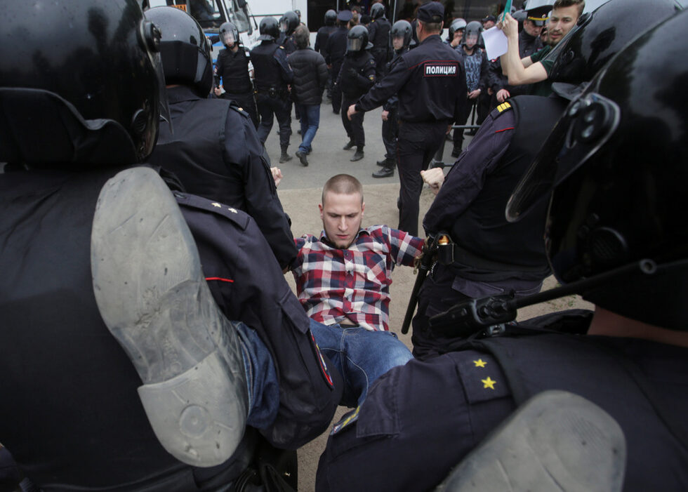 Стотици бяха задържаните по време на протести в Москва, Санкт Петербург и други руски градове в деня на националния празник на страната.