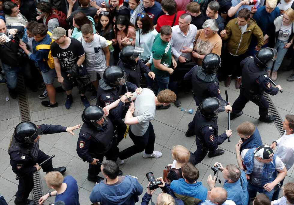 Фотогалерия: Хиляди отбелязаха националния празник на Русия с протести