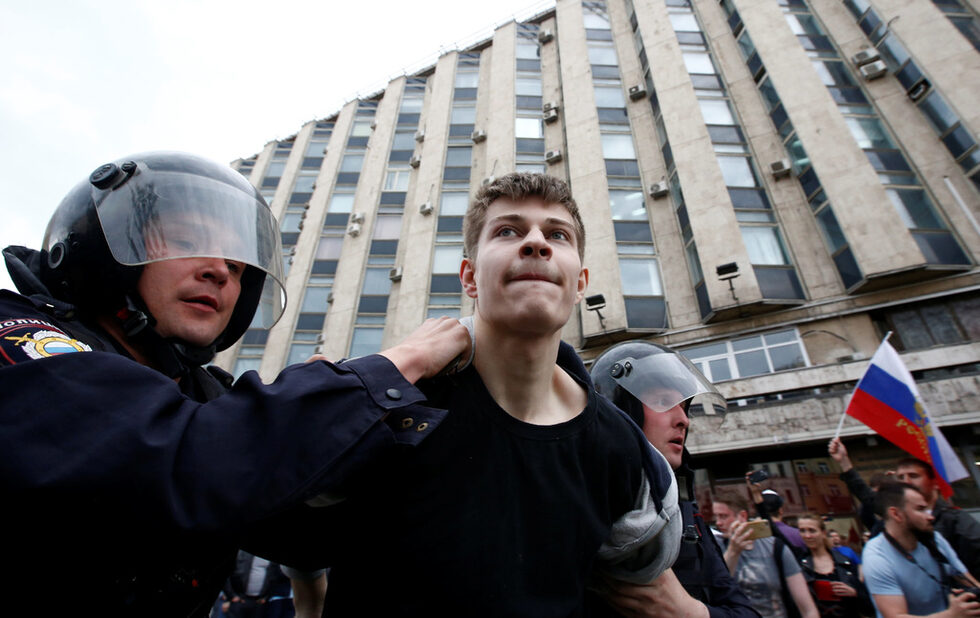 Фотогалерия: Хиляди отбелязаха националния празник на Русия с протести