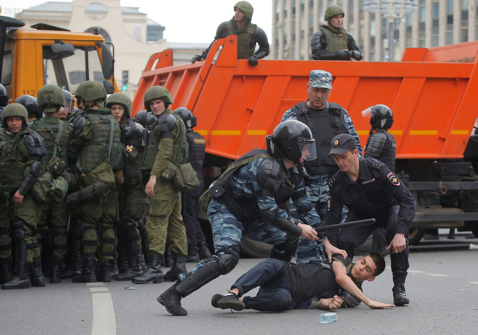 Фотогалерия: Хиляди отбелязаха националния празник на Русия с протести