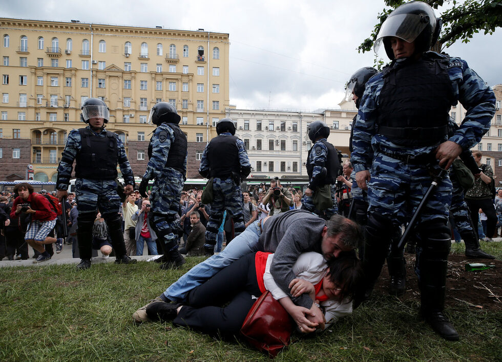 Фотогалерия: Хиляди отбелязаха националния празник на Русия с протести