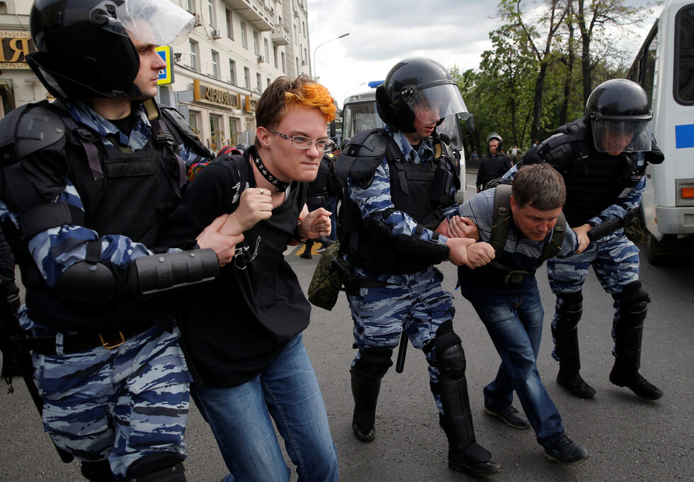 Фотогалерия: Хиляди отбелязаха националния празник на Русия с протести