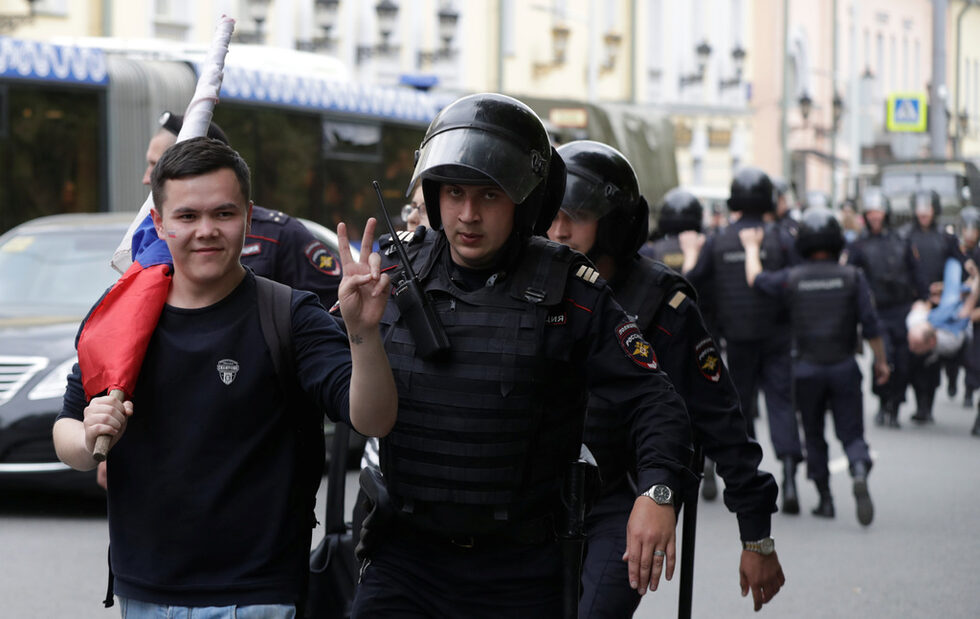 Фотогалерия: Хиляди отбелязаха националния празник на Русия с протести