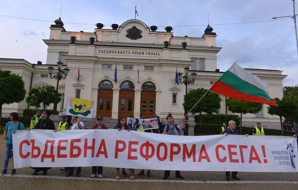 Според Петър Кънчев от инициатива "Правосъдие за всеки" след първите протести през 2013 г. са се случили две неща: "Делян Пеевски не е шеф на ДАНС, но вече има по-голям дял в държавата". Той уточни, че този дял се изрязява в контрол на строителни фирми, банки, съдии и прокурори.