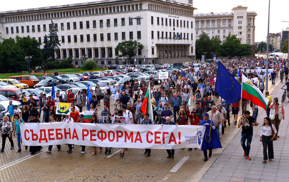 Стотици граждани се събраха днес пред Съдебната палата в София, откъдето започна протестен "Марш за европейско правосъдие". Това е второ събитие под този надслов,<a href="http://www.dnevnik.bg/photos/2017/05/23/2976526_fotogaleriia_shestvie_v_stolicata_nastoia_za_reforma_v/" target="_blank"> като първото се проведе на 23 май</a>. Организаторите са граждански сдружения, сред които "Правосъдие за всеки", заявили се за съдебна реформа. Шествия с тази кауза се проведоха в Пловдив и <a href="http://www.dnevnik.bg/video/2017/06/14/2989157_poveche_ot_200_dushi_uchastvaha_v_marsha_za_evropeisko/" target="_blank">Варна</a>. С днешния марш се отбелязва и 4-годишнината от началото на продължилите почти година протести срещу<a href="http://www.dnevnik.bg/bulgaria/2013/06/14/2081376_za_15_minuti_parlamentut_izbra_delian_peevski_za_shef/" target="_blank"> назначаването на депутата от ДПС Делян Пеевски за шеф на ДАНС</a>.