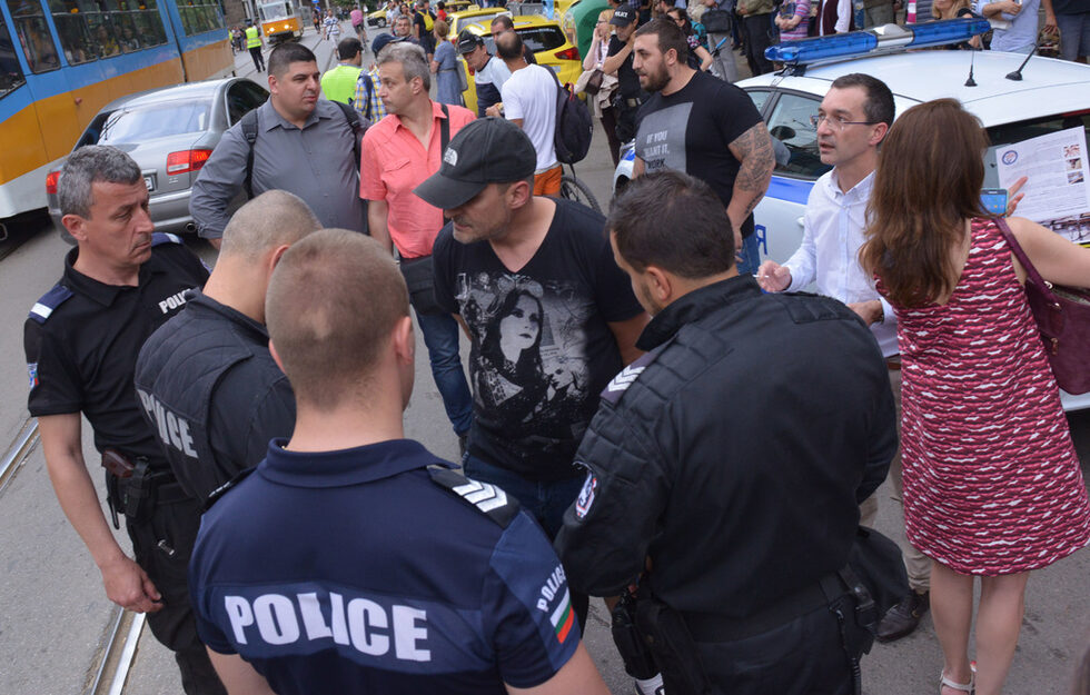 Освен поддръжници на каузата за съдебна реформа, в марша участваха и група мъже, облечени в черно, които полицейските служители проверяваха. До провокации обаче не се стигна.