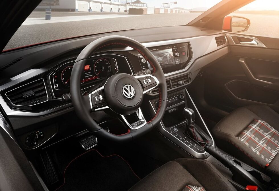 В салона (тук е този на версията GTI) са на разположение акценти за таблото в 13 цвята. Екранът на мултимедийните системи е с размер между 6.5 и 8 инча.
