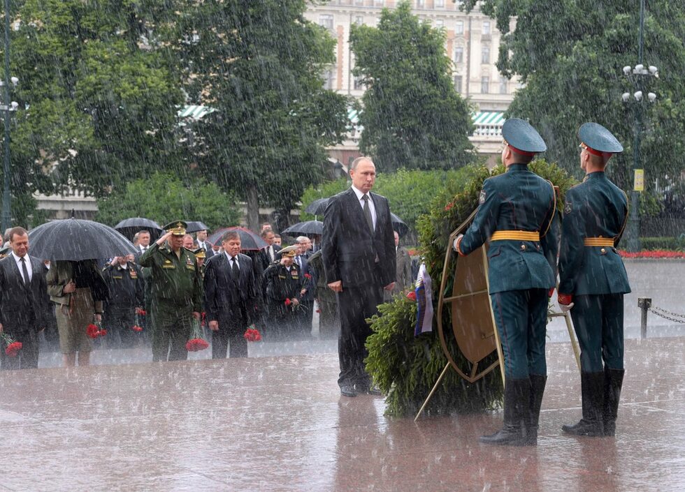 Руският президент Владимир Путин поднася цветя на гроба на незнайния воин край стената на Кремъл в руската столица Москва на <a href="http://www.dnevnik.bg/photos/2017/06/22/2993976_snimka_na_denia_den_na_pametta_i_skrubta_v_rusiia/" target="_blank">церемония по отбелязване на годишнината от нападението на Германия над Съветския съюз на 22 юни 1941 г. </a>