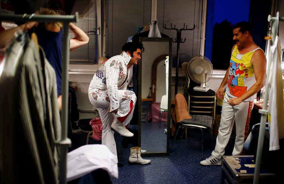 GERMANY-ENTERTAINMENT/Elvis double Grahame Patrick and Freddy Mercury double Lee Garcia prepare at artist's cloakroom for their acts, for the Stars in Concert show, at the Estrel Hotel in Berlin, Germany June 21, 2017. REUTERS/Hannibal Hanschke