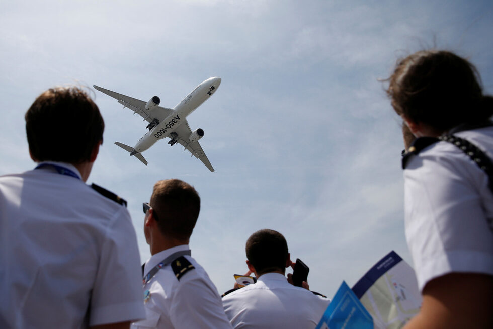 Европейският му конкурент "Еърбъс" (Airbus) обяви, че на авиоизложението в Бурже е отчел 144 твърди поръчки и 182 принципни споразумения, или общо 326 на стойност 39.7 млрд. долара по каталожни цени.