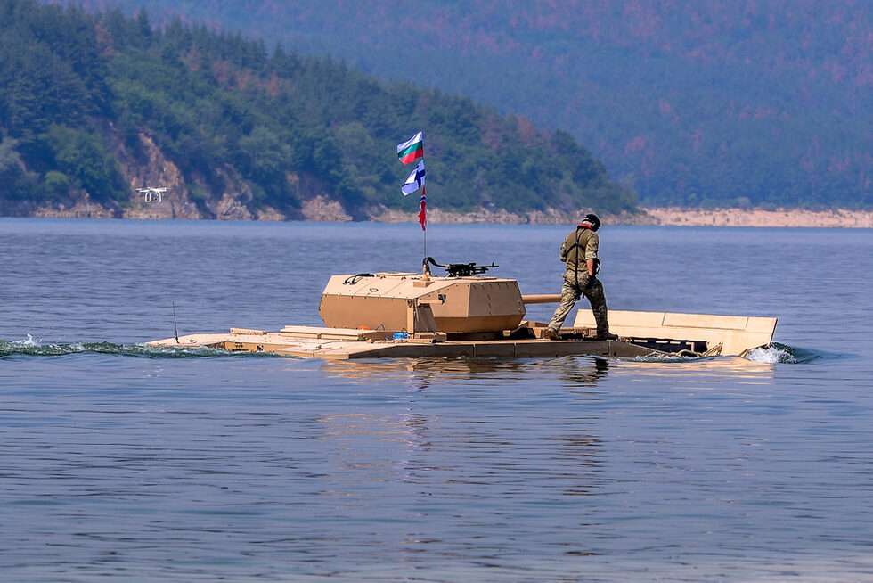 Във водата машината напълно запазва бойните си способности и възможността да използва оръдието и картечницата си.