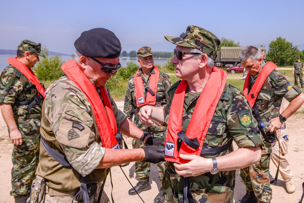 На демонстрацията присъстваха висши военни, представители на президенството, министерството на отбраната, Института по отбрана, Военната академия "Г. С. Раковски", 2-ра Тунджанска механизирана и 61-а Стрямска механизирана бригади, представители на българската отбранителна индустрия – "Самел-90", "Оптикс", "Кинтекс", "Електрон-прогрес", ТЕРЕМ, "Арсенал".
