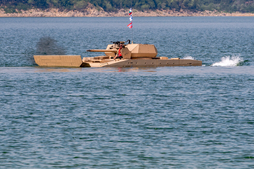 Задвижването под вода се осъществява от 2 пропелера с по 2 руля. Пропелерите са с възвратно движение и това позволява машината да се движи напред и назад.