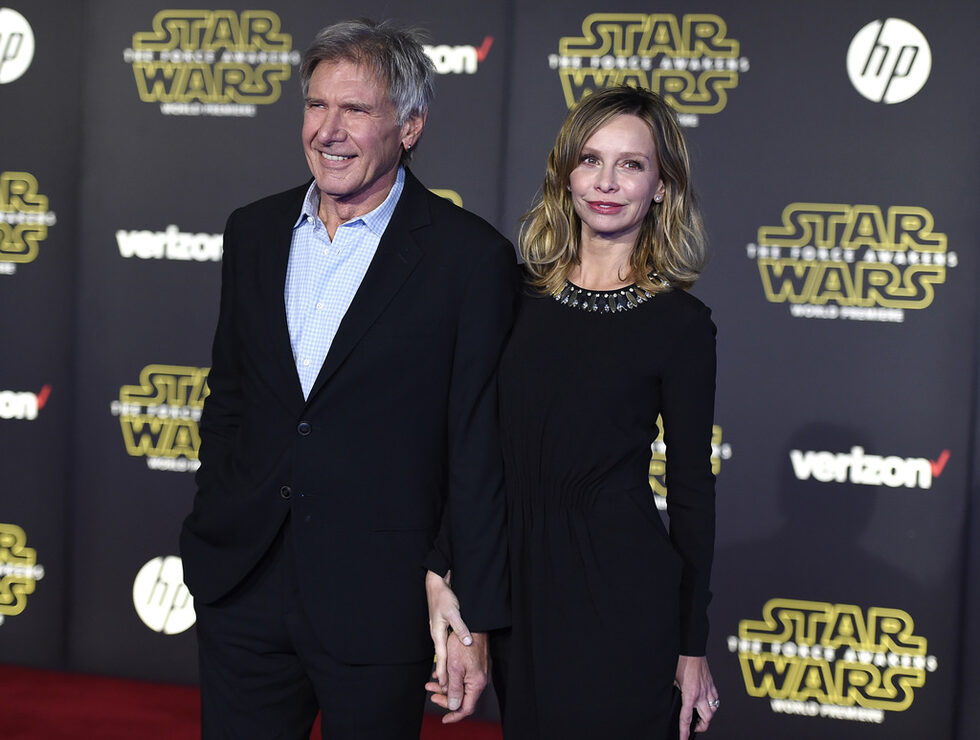 Харисън Форд и Калиста Флокхарт пристигат на световната премиера на филма"Star Wars: The Force Awakens" в китайския театър TCL на 14 декември 2015 г. в Лос Анджелис.