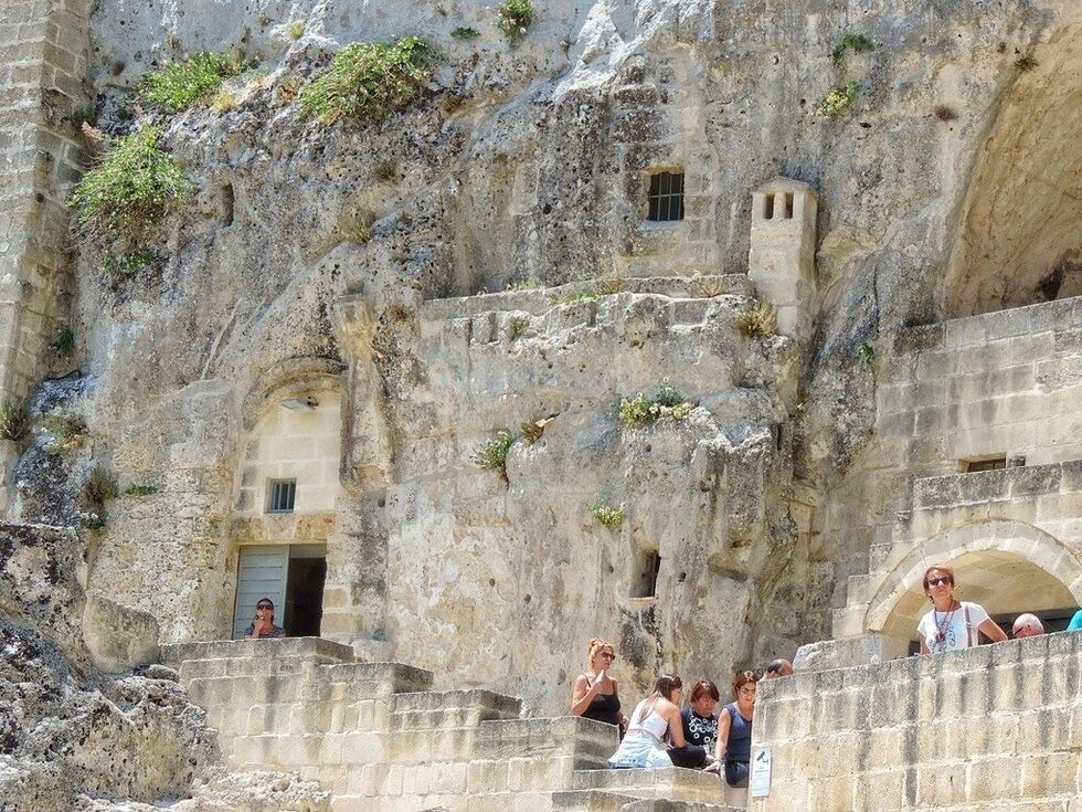 Пещерният дом на Вико Солитарио е в Sasso Caveoso и е типично жилище в пещера, която отчасти е копана на ръка.<br /><br />Тя може да се датира от началото на ХVІІІ в. Пред дупката се поставя врата, а над нея е единственият прозорец, който осигурява светлина и въздух.