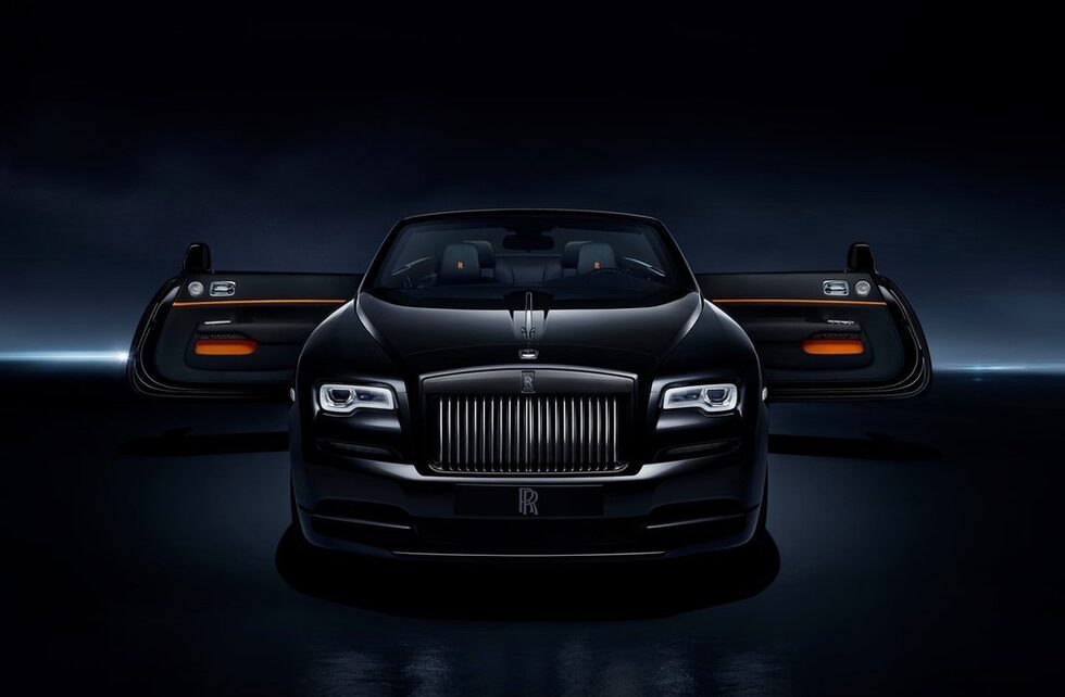По отношение на задвижването в Rolls-Royce Black Badge няма изненади. Кабриото се тегли от 6.6-литров V12 бензинов мотор с двойно турбо. Той генерира 563 конски сили (при 5250 об/мин) и 780 Нм (при 1500 оборота).
