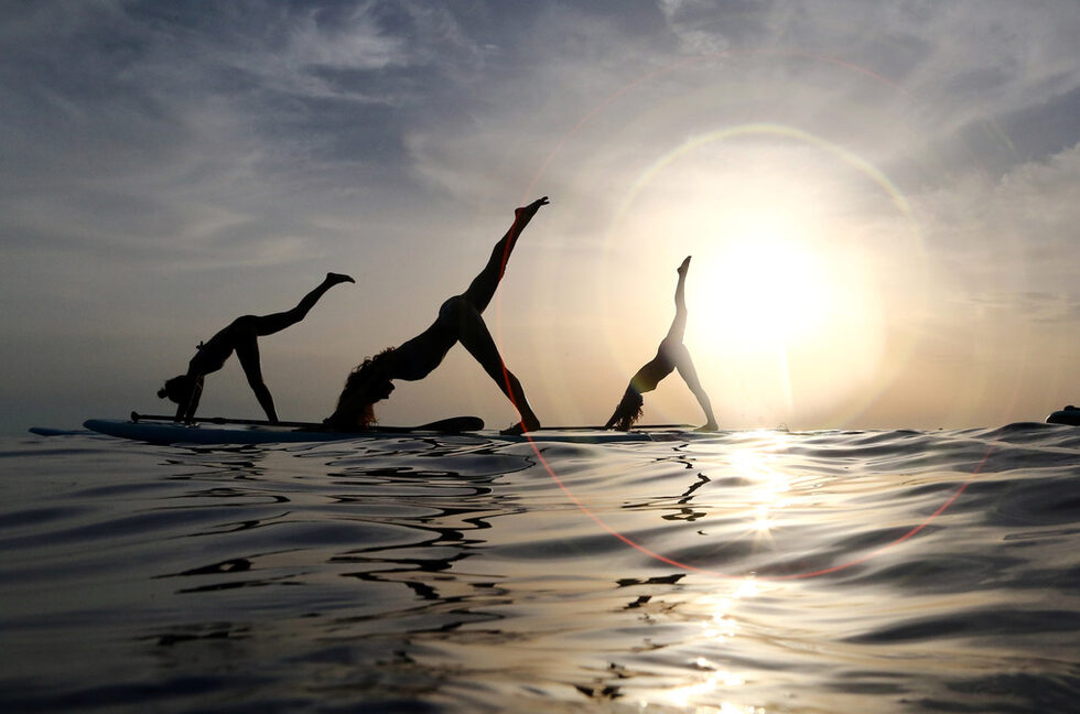 SUP (от stand up paddleboard) йога съчетава хатха йога и виняса йога.