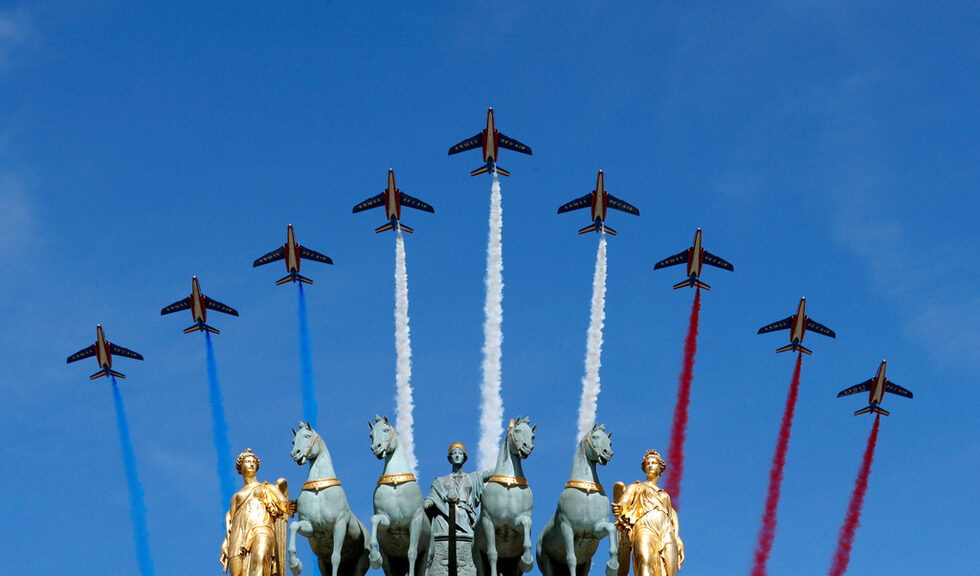 В небето над Триумфалната арка преминаха американски F16 и F22 Raptor, както и френски Rafale, транспортни и учебни самолети на френската армия.