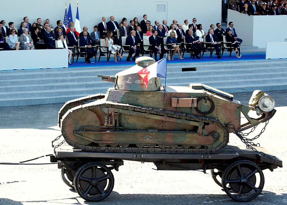 Фотогалерия: Тръмп и Макрон на парада за Националния празник на Франция