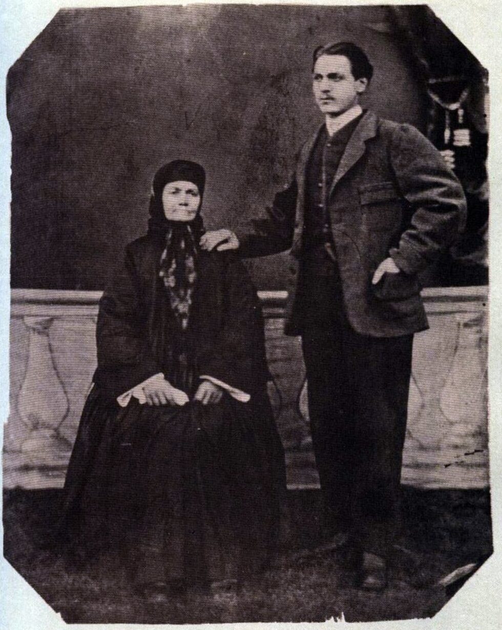 Майката на Левски – Гина Кунчева, с Начо Андреев Начев – най-големият ѝ внук, 1876 г. Снимката се разпространява под лиценз <a class="extiw" href="https://en.wikipedia.org/wiki/en:Creative_Commons" title="w:en:Creative Commons">Creative Commons</a> <a class="external text" href="https://creativecommons.org/publicdomain/zero/1.0/deed.en" rel="nofollow">CC0 1.0 Universal Public Domain Dedication</a>
