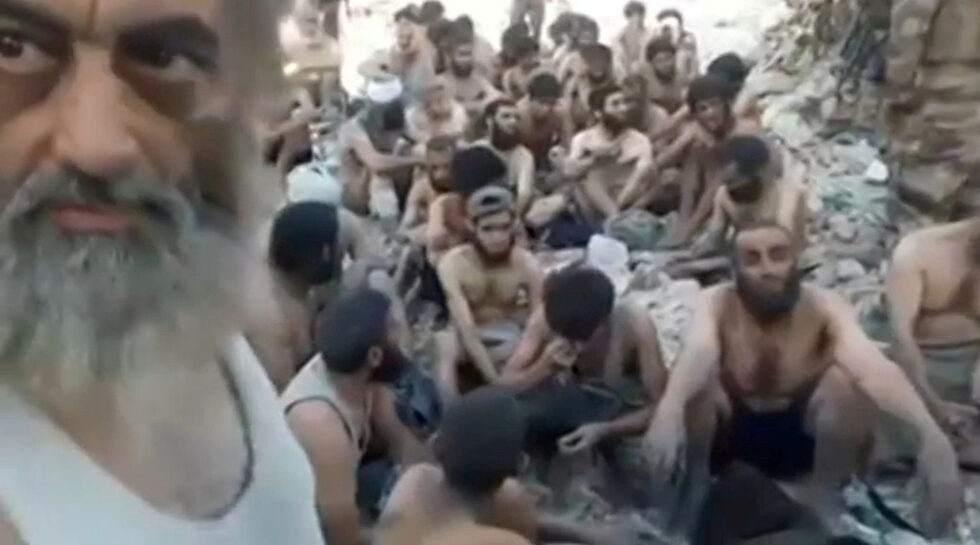 Кадър от видео запис с терористи от "Ислямска държава", пленени в боевете за Мосул.