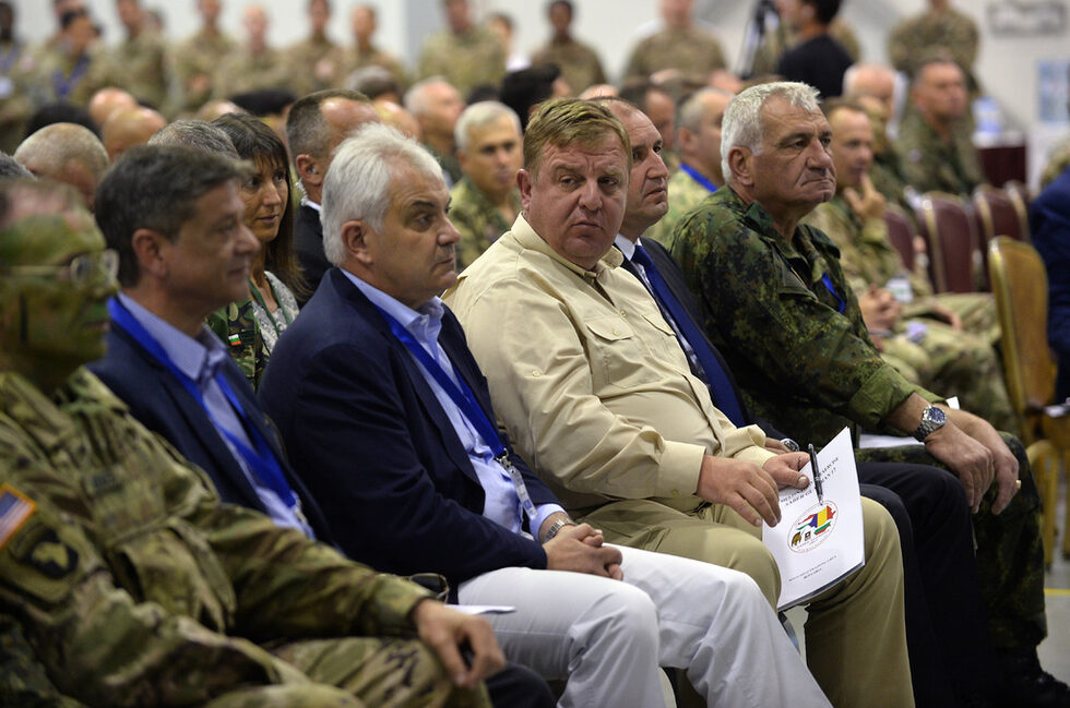Депутатът от ГЕРБ Константин Попов, Явор Нотев (Обединени патриоти), военният министър Красимир Каракачанов, президентът Румен Радев и началника на отбраната генерал-лейтенант Андрей Боцев на брифинг преди маневрите.