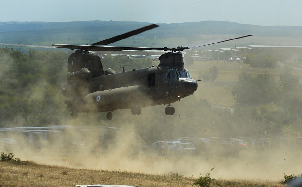 Грузински лекопехотен взвод извършва десант от гръцки вертолет CH-47 Chinook и прочиства село завзето от противника.