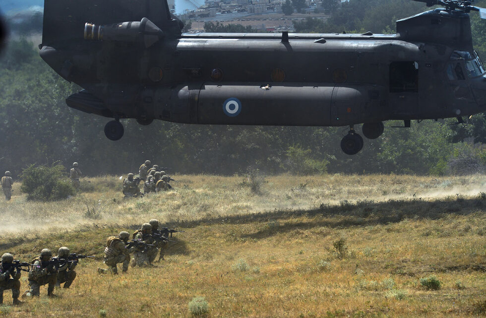 Грузински лекопехотен взвод извършва десант от гръцки вертолет CH-47 Chinook и прочиства село завзето от противника.
