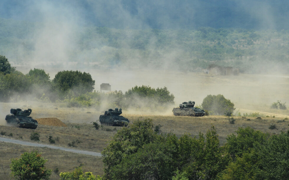 БМП М2А3 Bradley от състава на САЩ в Европа. Американските машини срещнаха сериозно инженерно противотанково препятствия на пътя си, което с помощта на дистанционни взривове бе разчистено и те продължиха пътя си към позициите на противника