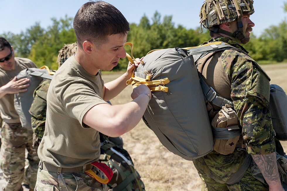Проверка на парашутите на учението Swift Response.