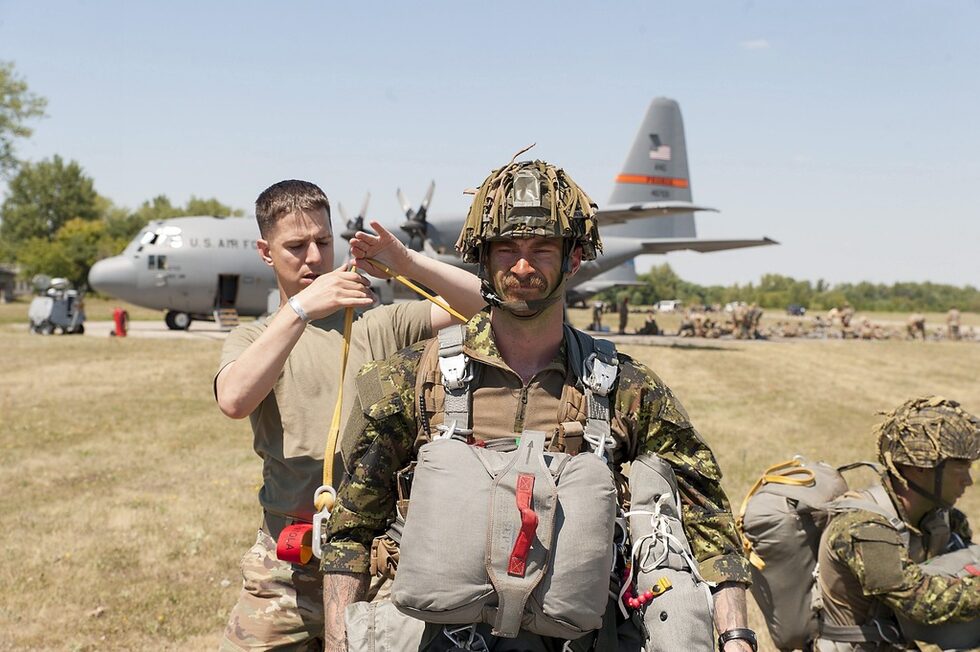 Проверка на парашутите на учението Swift Response.