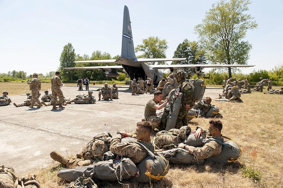 Осем самолета C-130 Hercules са готови за 449 парашутисти, който ще кацнат в българската база Безмер. Парашутистите и авиоперсонала са от Канада, Унгария, Италия и 173rd Airborne Brigade Combat Team в Италия.