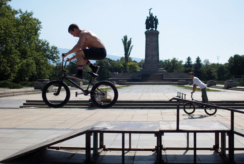 Началото на BMX манията е през 70-те години, когато децата започват да се състезават с велосипедите си по черни писти в Южна Калифорния, черпейки вдъхновение от мотокрос суперзвездите по това време.